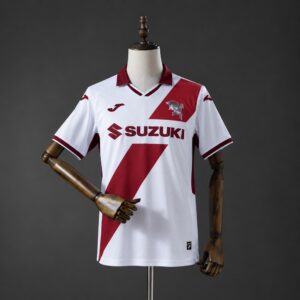 Camiseta Torino 2026-2027 visitante blanca con franja diagonal granate y patrocinador Suzuki