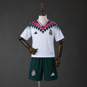Equipación niño Real Madrid 2026-2027 Stadium con camiseta blanca geométrica y pantalón verde oscuro