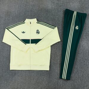 Detalle del chándal Real Madrid Gold 26-27 con escudo, franja verde y pantalón de tres rayas
