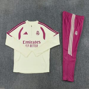 Chándal Real Madrid 2026-2027 Essential con sudadera amarilla y pantalón largo granate, vista frontal
